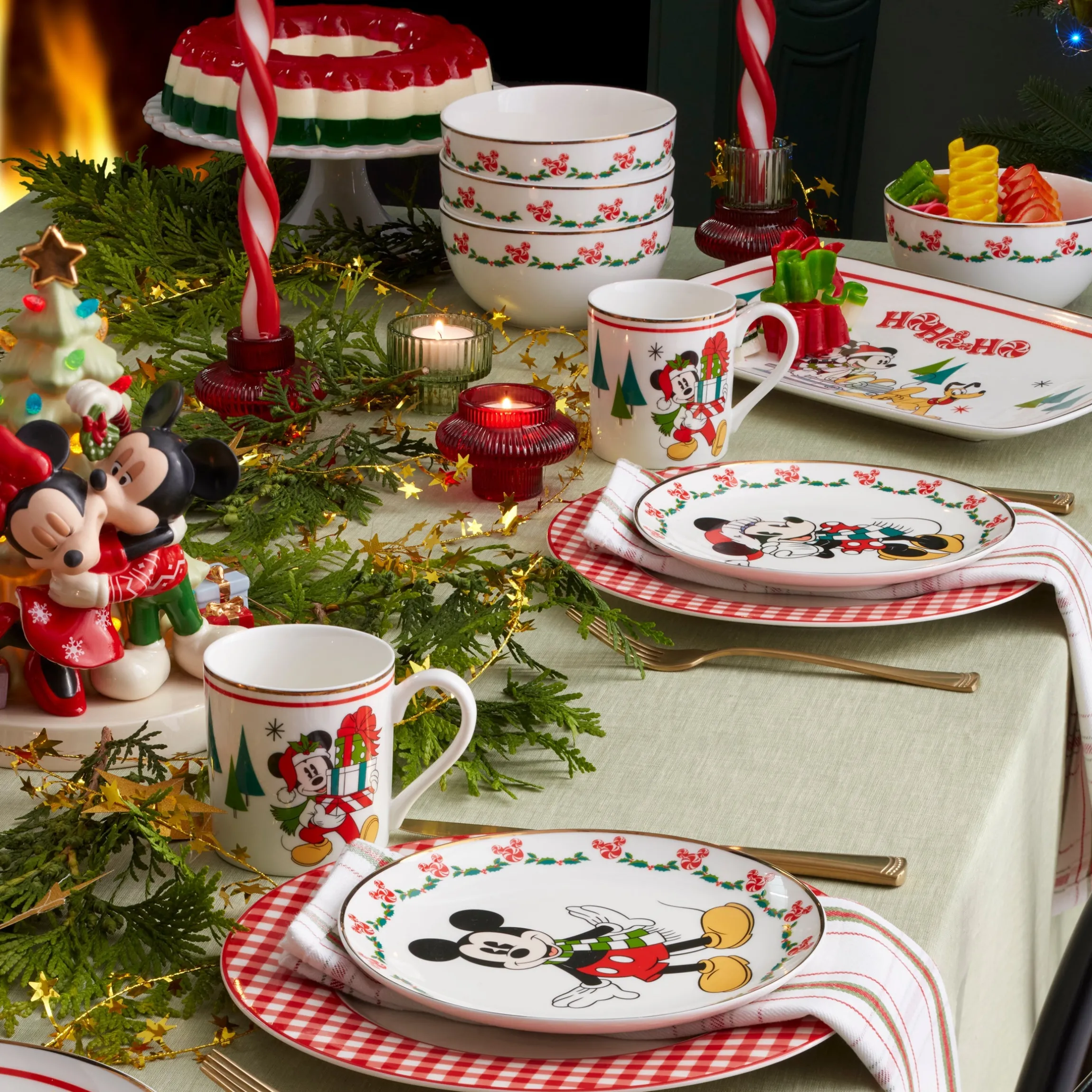 Disney Holiday 12-Piece Dessert Set
