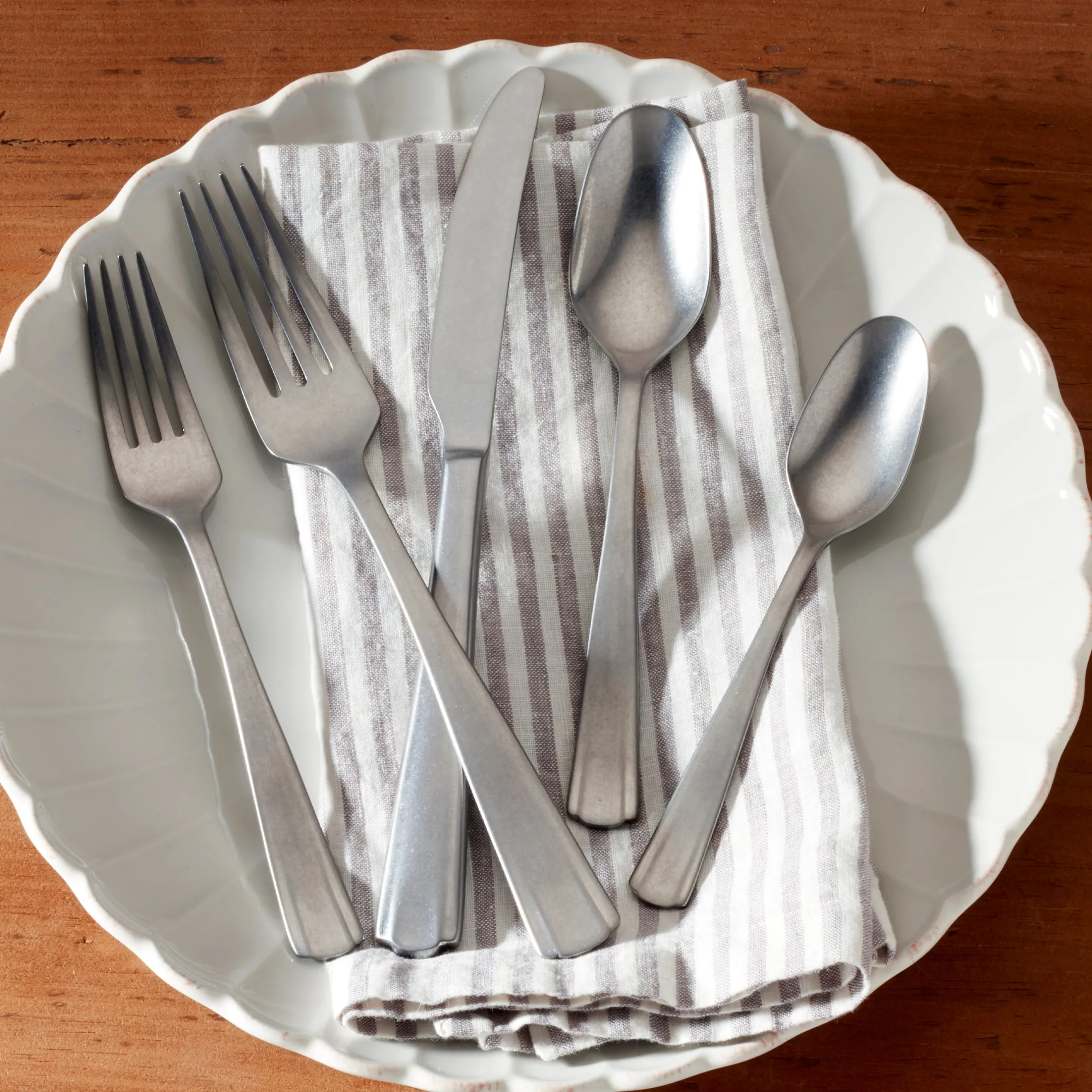 French Perle Scallop Vintage 65-Piece Flatware Set