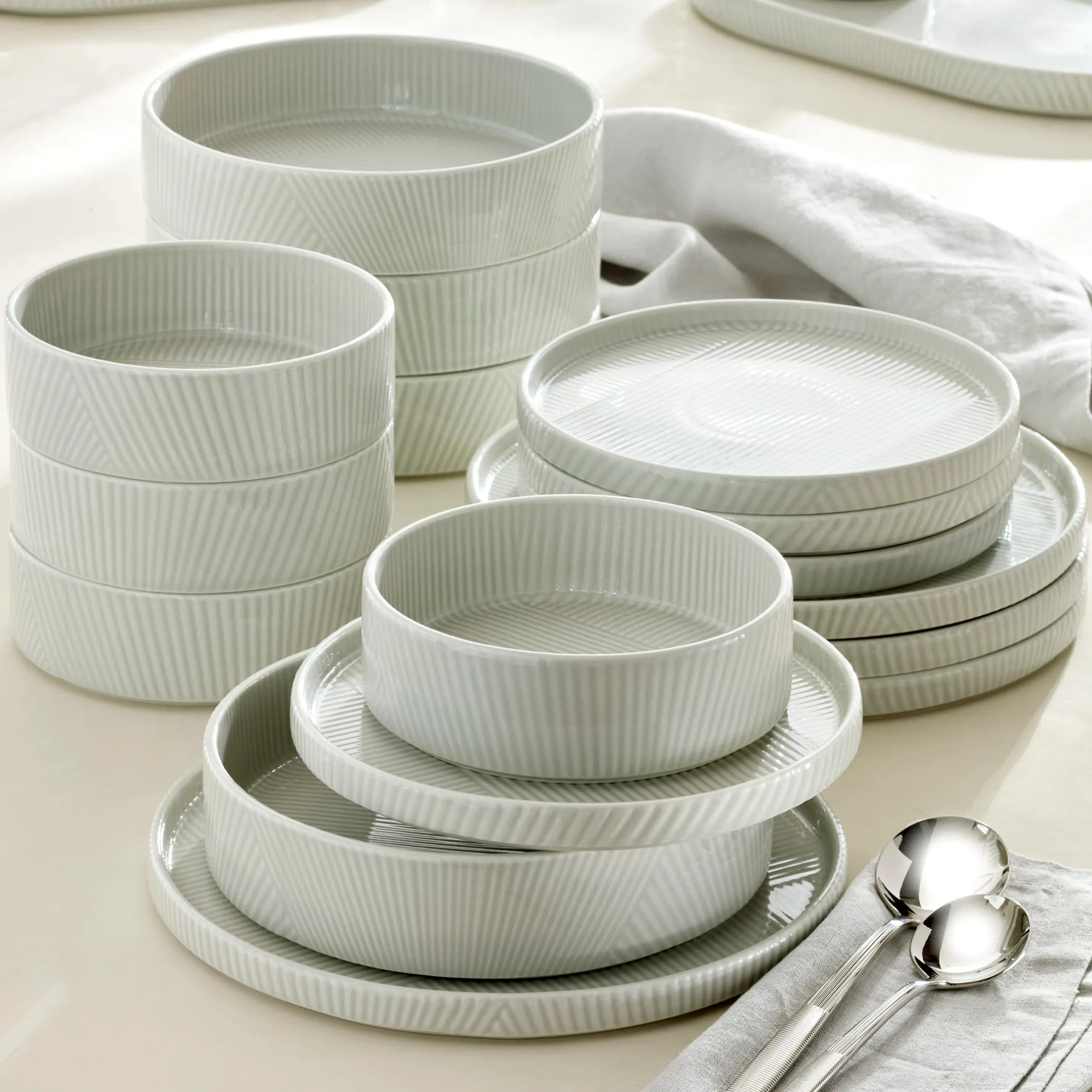 Modulus Vapor 16-Piece Dinnerware Set